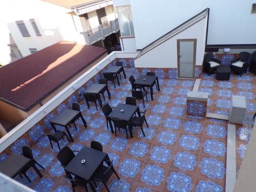ロッカルメーラにあるNUOVA AURORA Rent Roomsのテーブルと椅子が備わるレストランのオーバーヘッドビュー