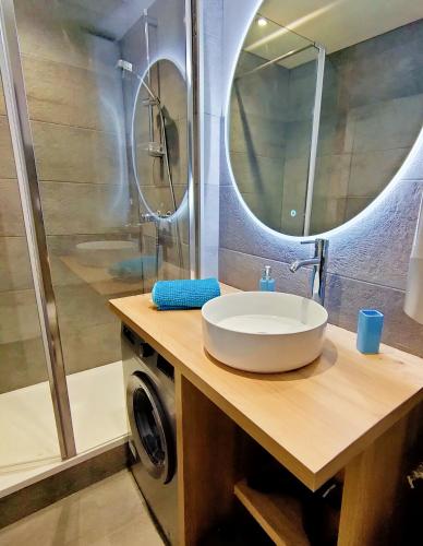 une salle de bain avec un lavabo et une machine à laver dans l'établissement PADDLE - Vue Mer - 100M PLAGE, à Berck-sur-Mer