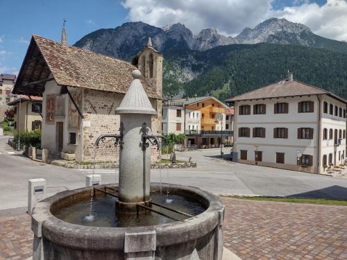 fontanna wodna w środku miasta w obiekcie Hotel Da Marco w mieście Vigo di Cadore