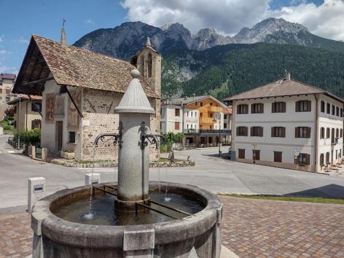 una fuente de agua en medio de una ciudad en Hotel Da Marco en Vigo di Cadore