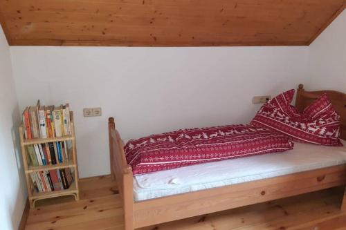 Tempat tidur dalam kamar di Gemütliches Ferienhaus im Ennstal