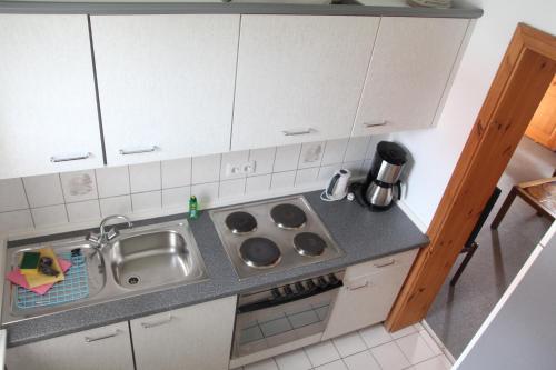 a small kitchen with a sink and a stove at Im Herzen Deutschlands entspannen in Heilbad Heiligenstadt