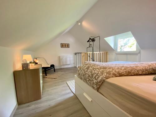 a bedroom with a bed and a desk and a window at Jiwe in Chilleurs-aux-Bois