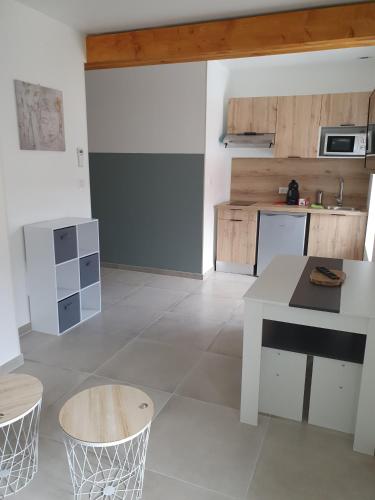 cocina con mesa y sillas en una habitación en Les Suites du Relais en Saint-Martin-dʼAblois