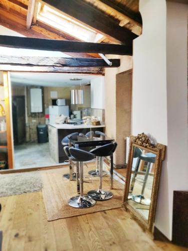 - un salon avec une table et deux tabourets dans l'établissement Chez Fanny - Le Loft - centre historique Cahors Cathédrale, à Cahors