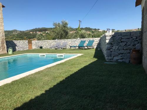 Bazén v ubytování Casa da Ponte nebo v jeho okolí