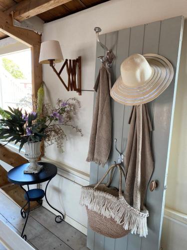 a room with a table and a hat and towels at Maison Blakenburg in Wissenkerke