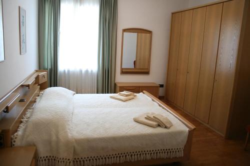 a bedroom with a bed with two towels on it at le stanze di Saraswati in Salorno