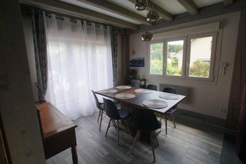 une salle à manger avec une table et des chaises et une fenêtre dans l'établissement Gîte Les Myrtilles Saint-Nabord, 5 personnes, 4 pièces avec garage, à Saint-Nabord