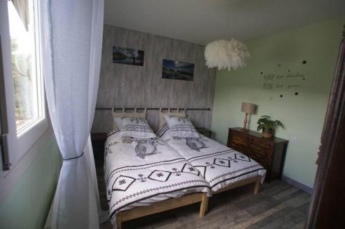 เตียงในห้องที่ Gîte Les Myrtilles Saint-Nabord, 5 personnes, 4 pièces avec garage