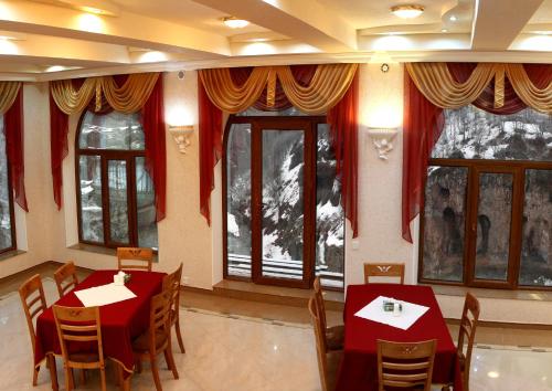 Reštaurácia alebo iné gastronomické zariadenie v ubytovaní Nairi Hotel