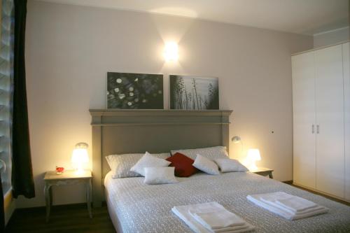 ein Schlafzimmer mit einem Bett mit zwei Handtüchern darauf in der Unterkunft Residence Giglio Comer See in Gravedona