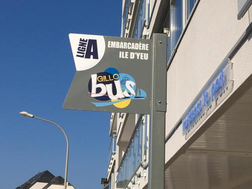a sign on the side of a building at Vue panoramique PORT et OCEAN in Saint-Gilles-Croix-de-Vie