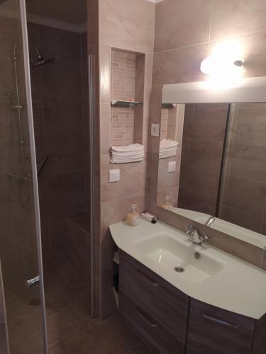 a bathroom with a sink and a shower at Marvel-Nyaraló in Igal