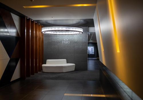 baño con aseo en el medio de un pasillo en Modern Quiet 1 & 2 Bed Apt Opposite Albert Park en Melbourne