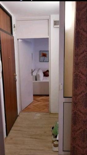 apartman oli في سراييفو: ممر يؤدي إلى غرفة نوم بها سرير