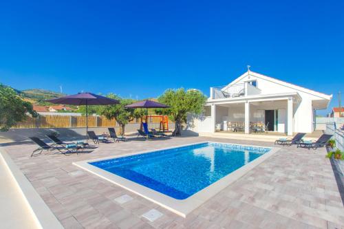 Villa Antonia with heated pool