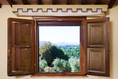 an open window with a view of a mountain at Sovana Hotel & Resort in Sovana