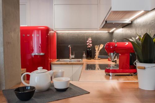 cocina con cafetera roja y barra en Athenian Living Suites, en Atenas