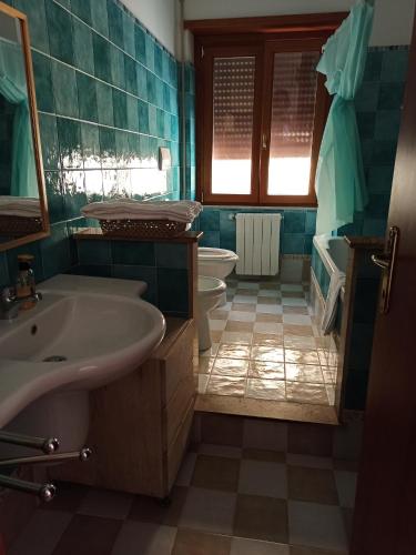 y baño con lavabo y aseo. en Casa Vacanze Monte Argentario en Porto Santo Stefano