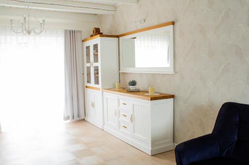 uma casa de banho com um armário branco e uma janela em Dom Pod Gaikiem em Łękawica