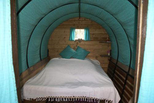 a bedroom with a bed in a dome tent at Le Refuge du Clos du Moulin in Brionne
