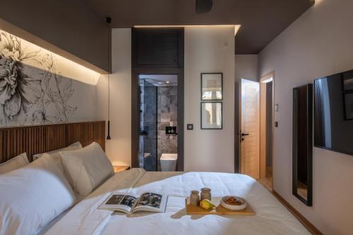 Un dormitorio con una cama con una bandeja de comida. en The Blossom-Premium living residence at Heraklion en Heraclión