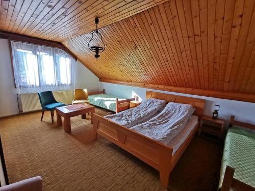 1 dormitorio con 1 cama grande y techo de madera en Planinski Mir en Zaovine