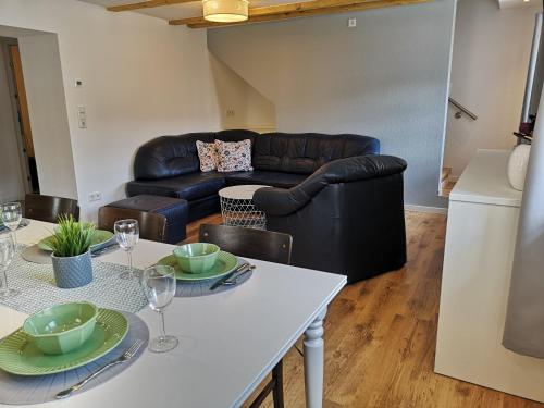 a living room with a table and a couch at Ferienwohnung Telemann Stadtmitte in Eisenach