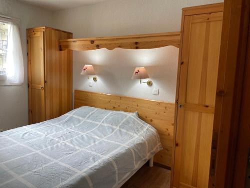 une chambre avec un lit et deux lampes au mur dans l'établissement Appartement 6 personnes Grand Panorama, à Saint-Gervais-les-Bains