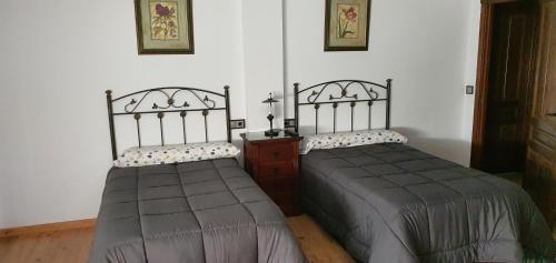 バエナにあるVilla Manosalvaのベッドルーム1室(隣り合わせのベッド2台付)