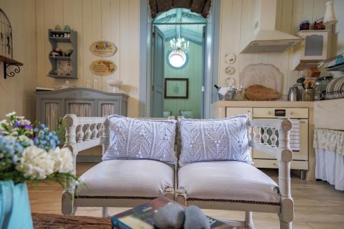 a living room with two chairs and a table at Casa Jacinta con jacuzzi in Adeje