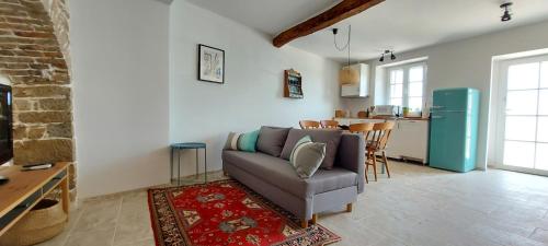 a living room with a couch and a kitchen at Apartment Motovun in Motovun