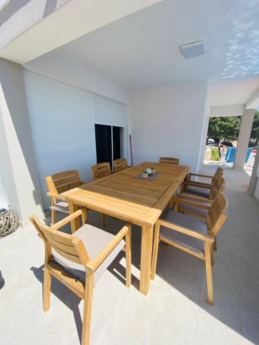 a dining room with a wooden table and chairs at Villa Mondee in Mandre