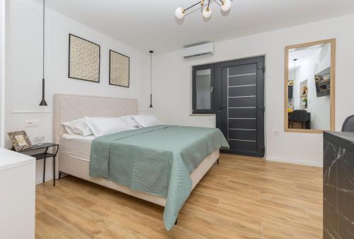 Studio apartment Bianco, near beach, free parking, Wi-Fi