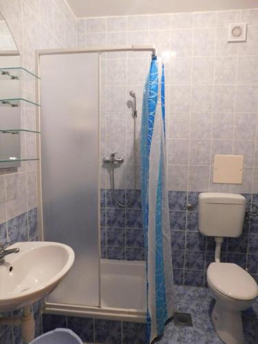 Kylpyhuone majoituspaikassa Apartments Nada