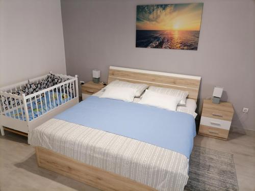 - une chambre avec un lit et un lit bébé dans l'établissement NINO, à Rijeka