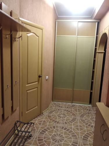 uma casa de banho com uma porta e uma cabina de duche ao nível do chão em 1к. Апартаменты НСК , на Блюхера 71б. em Novosibirsk