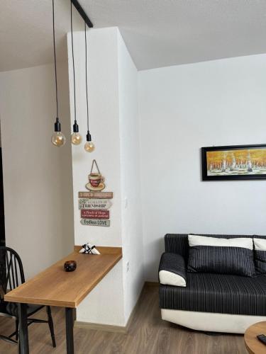 Posezení v ubytování ORA-PRN, studio apartment in the city centre