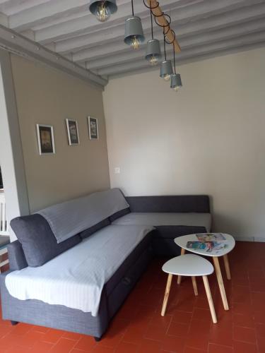 1 cama y 1 mesa en una habitación en Gîte proche de la Pointe du Hoc CRICQUEVILLE EN BESSIN, en Cricqueville-en-Bessin