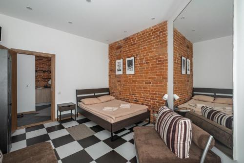聖彼得堡的住宿－Diva，一间设有床铺和砖墙的房间