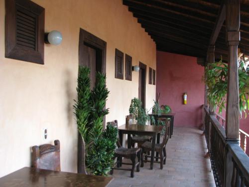 a patio with a table and chairs in a building at Casa Hotel Guaracú in Santa Fe de Antioquia