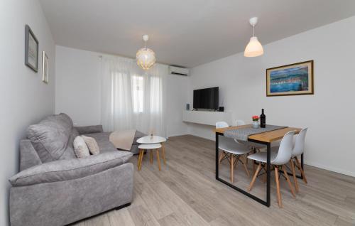 Two Flowers Luxury Apartment