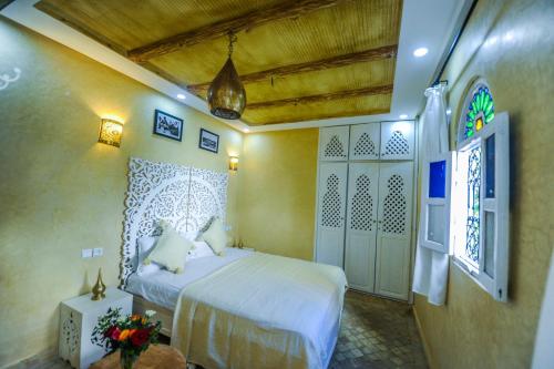 Säng eller sängar i ett rum på Riad Milouda
