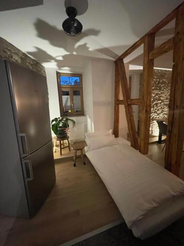 une chambre avec un grand lit dans une pièce dans l'établissement 1899 Eltville, à Eltville