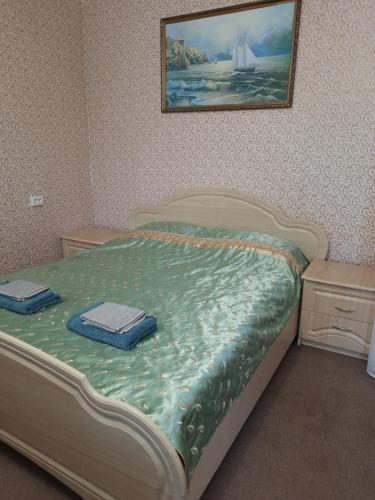 Łóżko lub łóżka w pokoju w obiekcie Однокімнатна квартира ботанічний сад