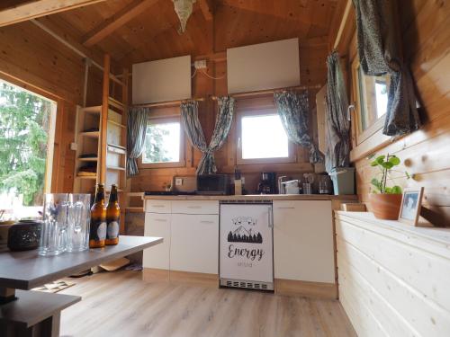 una cocina en una casa pequeña con un cartel en Tiny Sport base, en Innsbruck