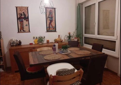 a dining room with a table with chairs and a dining room at Appartement pour 2/3personnes in Neuvecelle