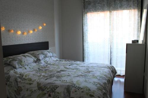 a bedroom with a bed and a window at ACOGEDOR APARMENTO JUNTO AL CENTRO in Huelva
