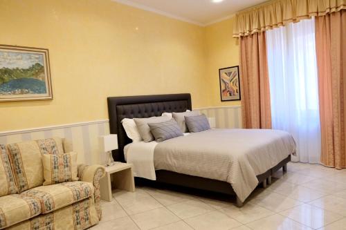 - une chambre avec un grand lit et un canapé dans l'établissement New Apartment Sistina 2, à Rome